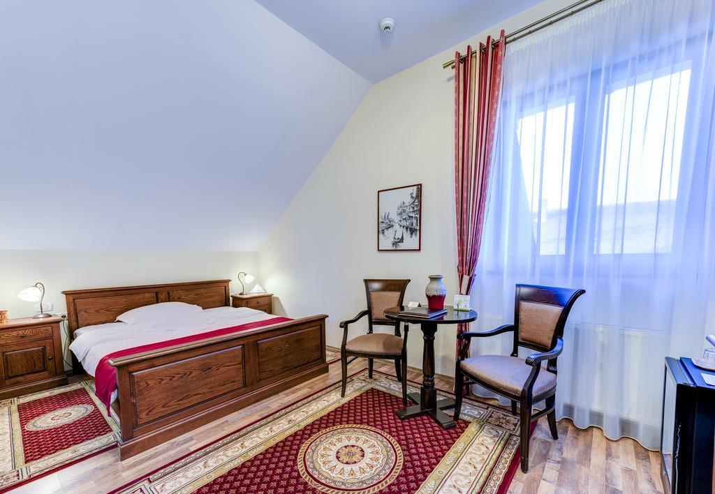 Karlhof Hotell Sebeş Eksteriør bilde