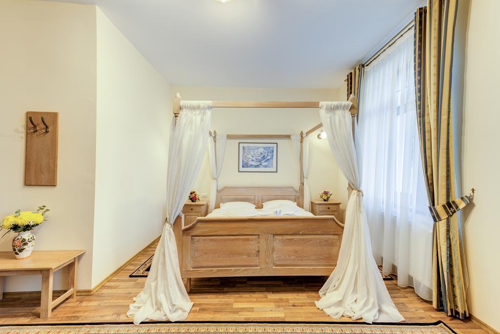 Karlhof Hotell Sebeş Eksteriør bilde